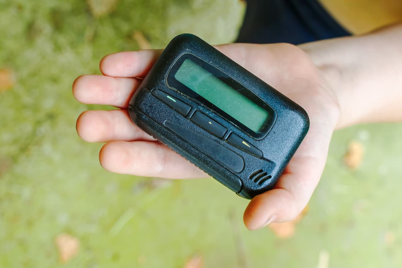 <b>Pager o ‘buscapersonas’.</b> 
<br>
<br>Durante algunos años fue la única forma de comunicación electrónica sin el uso del teléfono analógico convencional. A través de estos aparatos se enviaban mensajes cortos de audio o escritos, generalmente con un número al que el destinatario debía llamar. 
<br>