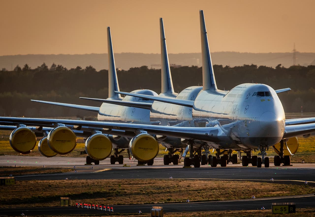Una fila de aviones Boeing 747 detenidos en Frankfurt, Alemania, en abril de 2020, en medio de la pandemia de 
<a href="https://www.univision.com/temas/coronavirus">covid-19</a>. Según reportó 
<a href="https://www.bloomberg.com/news/articles/2020-07-02/boeing-quietly-pulls-plug-on-the-747-closing-era-of-jumbo-jets"><u>Bloomberg</u></a>, debido a cambios en los estados financieros la compañía decidió finalizar la producción del 747 y cerrar la línea de ensamblaje cuando se completen los últimos pedidos restantes.
