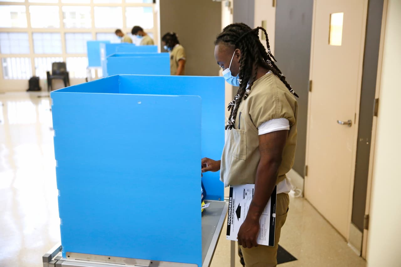 En la foto, uno de los detenido de la cárcel del condado de Cook usa una pantalla táctil para emitir su voto. Stevie Valles, director ejecutivo de Chicago Votes. destacó, en una entrevista con la estación
<i> local ABC 7</i>, que es la primera vez en la historia que una cárcel servirá como lugar de votación y durante una elección presidencial.