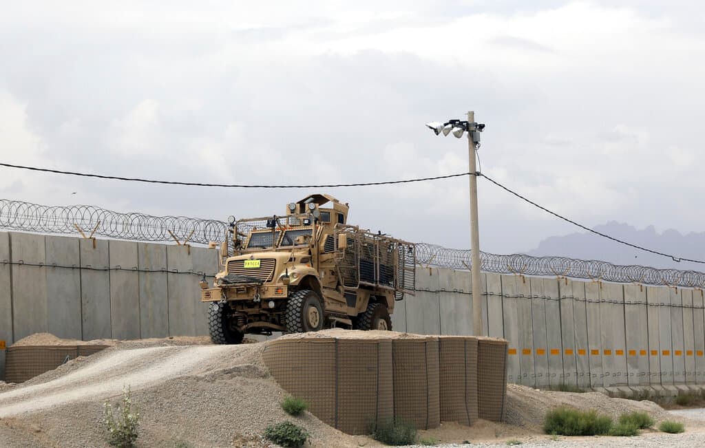 Un vehículo protegido contra emboscadas resistente a las minas, MRAP, está estacionado después de que el ejército estadounidense abandonó la base aérea de Bagram, en la provincia de Parwan, al norte de Kabul, Afganistán, el lunes 5 de julio de 2021.