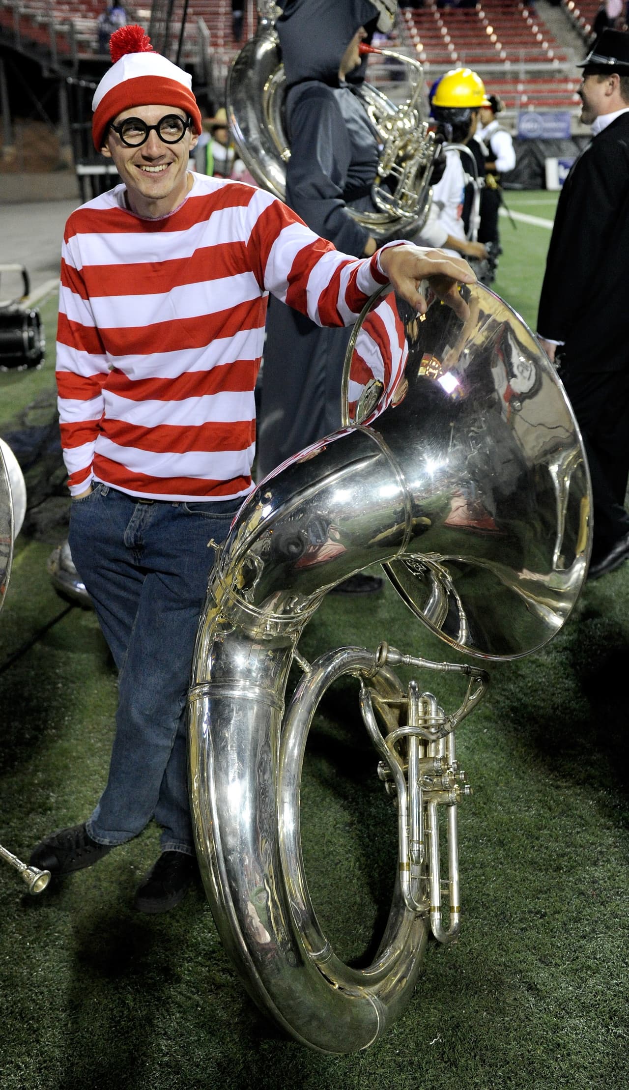 Otro clásico: de Waldo. Jersey de rayas, gorrito y gafas. Y además te puedes marchar y nadie se dará cuenta.