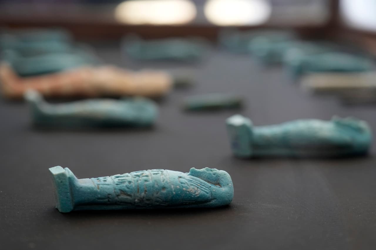 En un anuncio separado del descubrimiento de este jueves, ocurrido el martes, un grupo de científicos de la Universidad de El Cairo reveló detalles previamente desconocidos sobre un adolescente momificado, cuyos restos datan de alrededor del año 300 a.C. Mediante el uso de tomografías computarizadas, el equipo de científicos pudo arrojar luz sobre el alto estatus social del niño, al afirmar los intrincados detalles de los amuletos insertados dentro de su cuerpo momificado y el tipo de entierro que recibió.