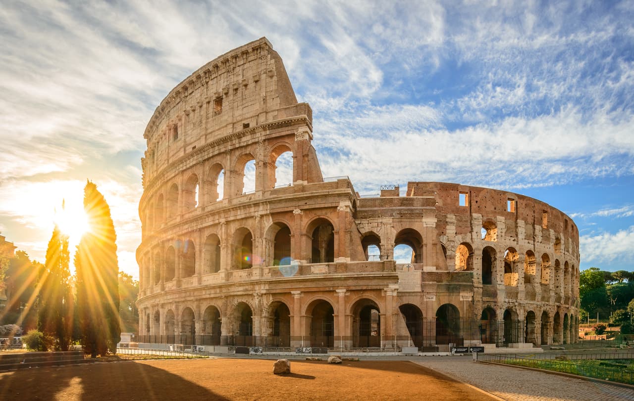<b>Puesto 1. Italia</b>
<br>
<br>
<b>Sitios declarados Patrimonio de la Humanidad: 58.</b>
<br>
<br>El centro histórico de Roma, que incluye entre otros al Vaticano y al Coliseo (en la foto), aporta 13 lugares al catálogo de la UNESCO. 
<br>
<br>La antigua Roma y los siglos del esplendor del Renacimiento plantaron en esta tierra algunas de las obras más hermosas y delicadas hechas por el hombre. Incluso Vicenza, una pequeña ciudad de apenas 100,000 habitantes, es toda ella Patrimonio de la Humanidad. 
<br>