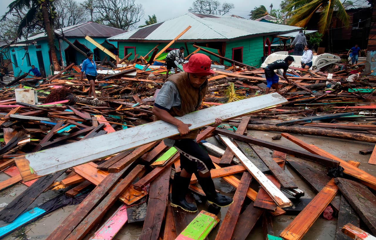 Los restos de las construcciones de madera destruidas por Eta e Iota en Puerto Cabezas. Este año 
<a href="https://www.univision.com/noticias/fenomenos-naturales/fotos-del-poderoso-huracan-laura-desde-el-espacio-en-su-camino-a-louisiana-y-texas-fotos"><u>Louisiana también fue golpeada por dos fenomenos meteorológicos</u></a>: Laura, a la que se le atribuyeron 27 decesos en el estado luego de que lo azotó en agosto, y Delta, que exacerbó el daño causado por Laura en la misma zona unas semanas después. Aún quedan dos semanas para que concluya la temporada de huracanes.