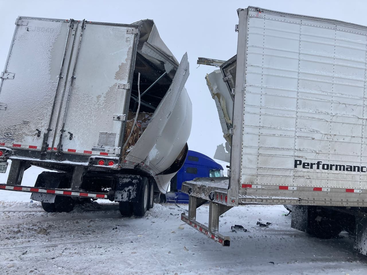 Las autoridades de Colorado no indicaron en qué momento podrían reabrir la circulación en la I-70, pero advirtieron que tomará hasta este jueves borrar las huellas del accidente. Asimismo, recomiendan a los conductores no tomar rutas alternativas porque todavía persisten condiciones meteorológicas adversas que convierten las vías de circulación en auténticas pistas de patinaje.