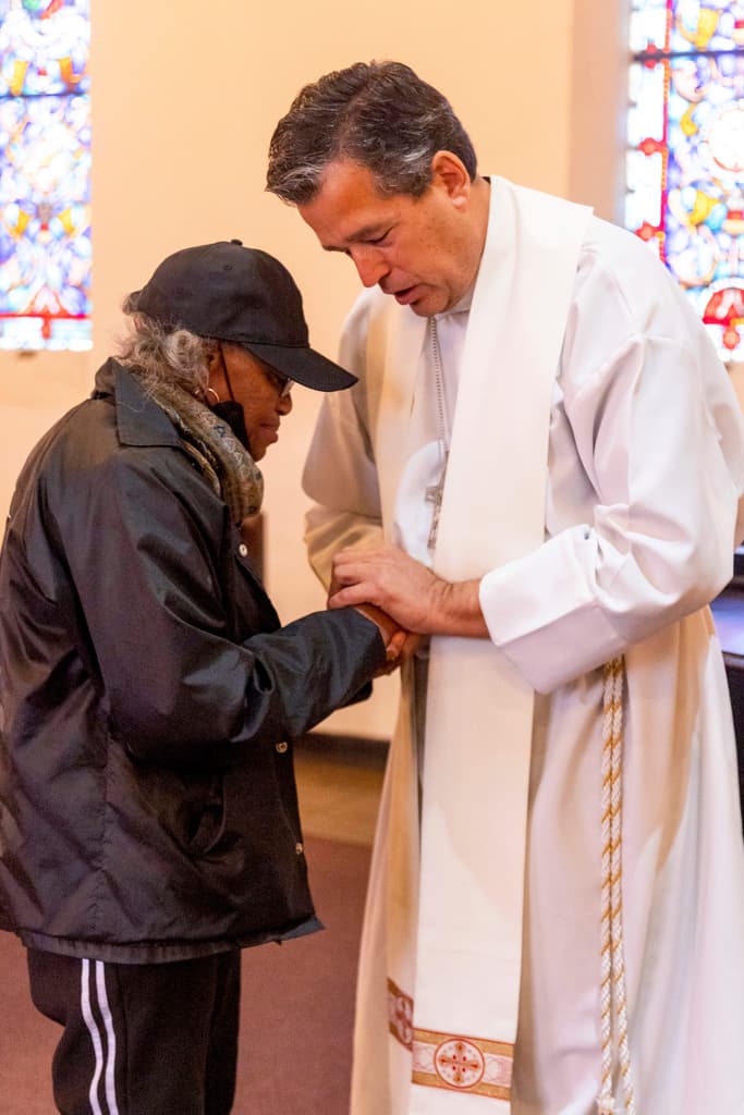 En las instalaciones de 
<b>la iglesia luterana Trinity, en Pasadena</b>, el reverendo Dylan Littlefield bendijo y acompañó en oración a una de las múltiples personas que asistieron a un servicio religioso celebrado este 12 de enero.