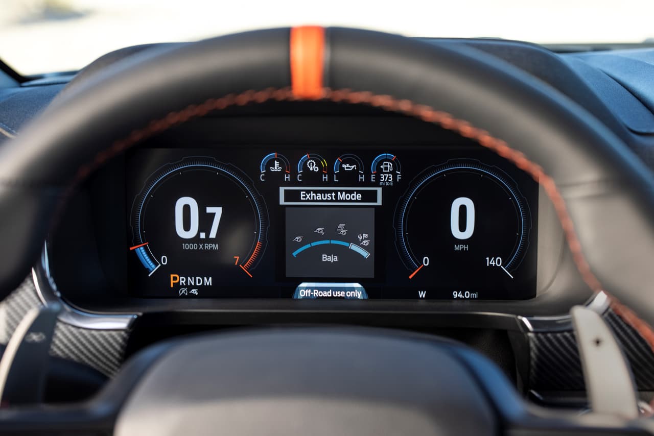 La nueva Raptor también estrena una cabina con un nuevo panel de instrumentos de 12 pulgadas, totalmente personalizable, que muestra información relevante para la conducción todoterreno, navegación paso a paso y gráficas y animaciones específicas del modelo.