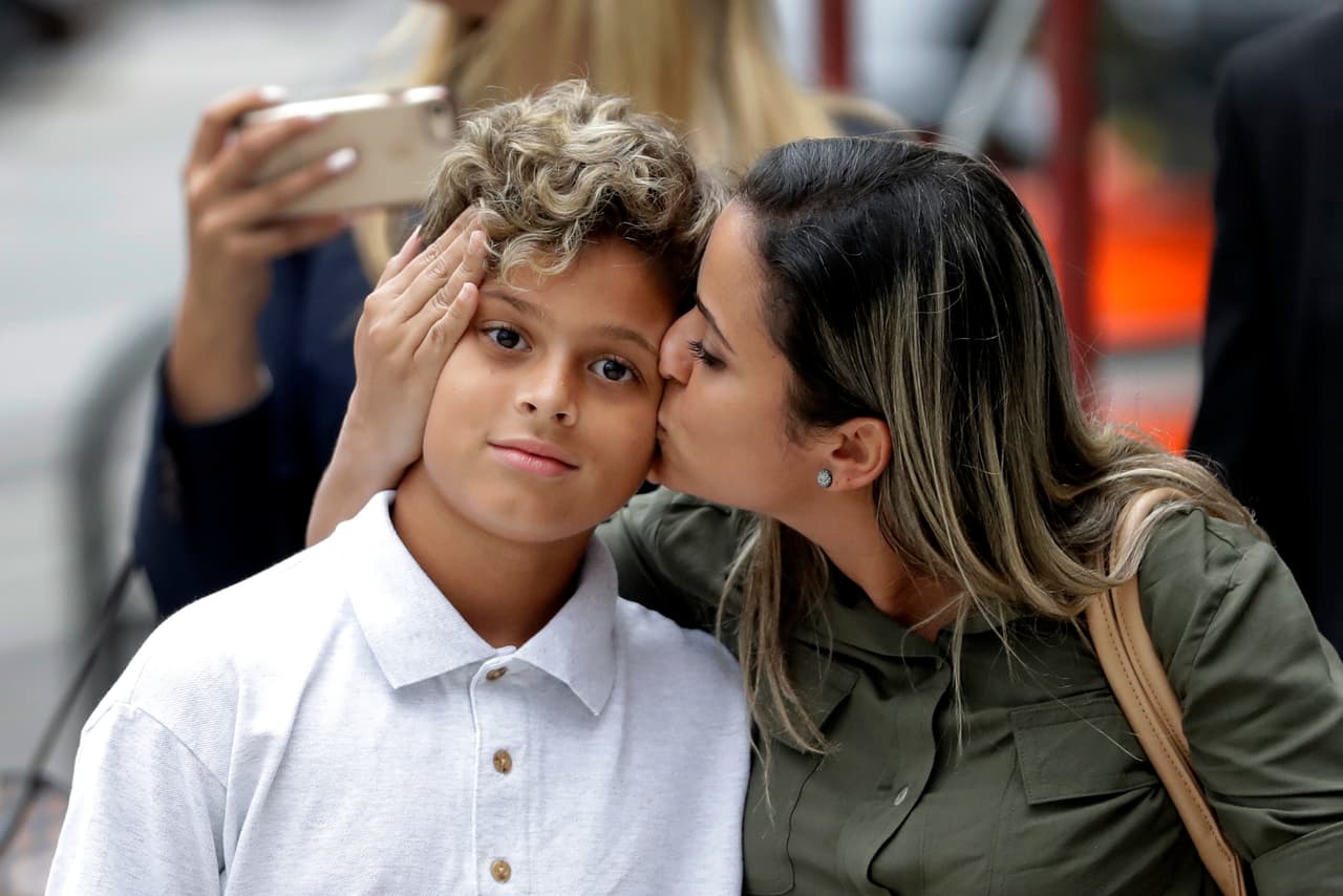 <b>Sirley Silveira,</b> una inmigrante de Brasil, besa a su hijo de 10 años, 
<b>Diego Magalhaes,</b> tras la salida del menor de un centro de detención de Chicago. Este reencuentro fue el 5 de julio, un día antes que un juez rechazara otorgar más tiempo al gobierno federal para reunir a los niños migrantes que separó de sus padres en la frontera.