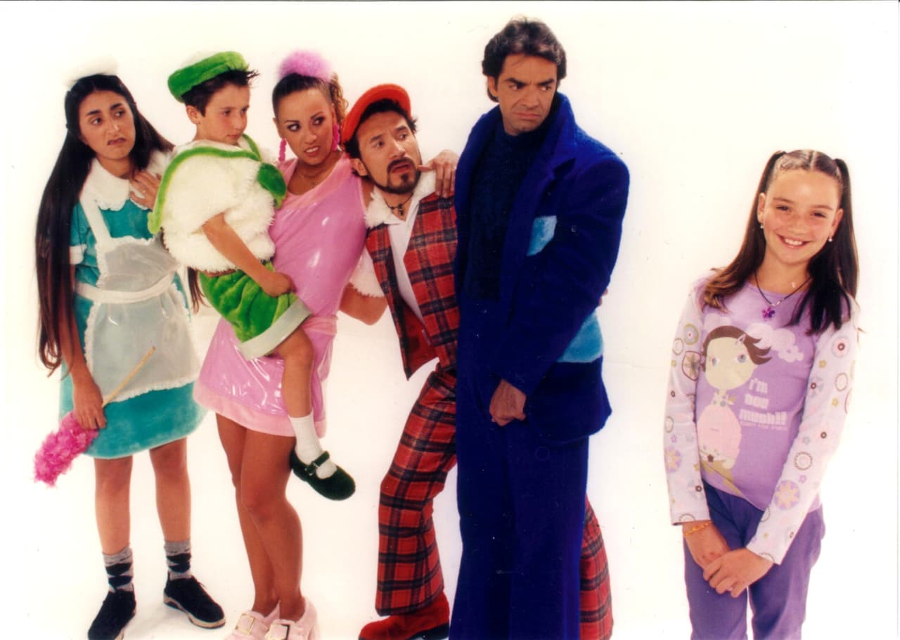 La carrera de 
<b><a href="http://www.univision.com/temas/eugenio-derbez" target="_blank">Eugenio</a> </b>siguió en ascenso dentro del mundo de la comedia con programas como 
<b><i>Derbez en cuando</i></b>
<i> </i>y
<i> <b>XHDBZ</b></i>, donde creó inolvidables personajes como 
<b><i>La Familia P.Luche</i></b>, quienes debido al éxito tuvieron su propia serie en el 2002.