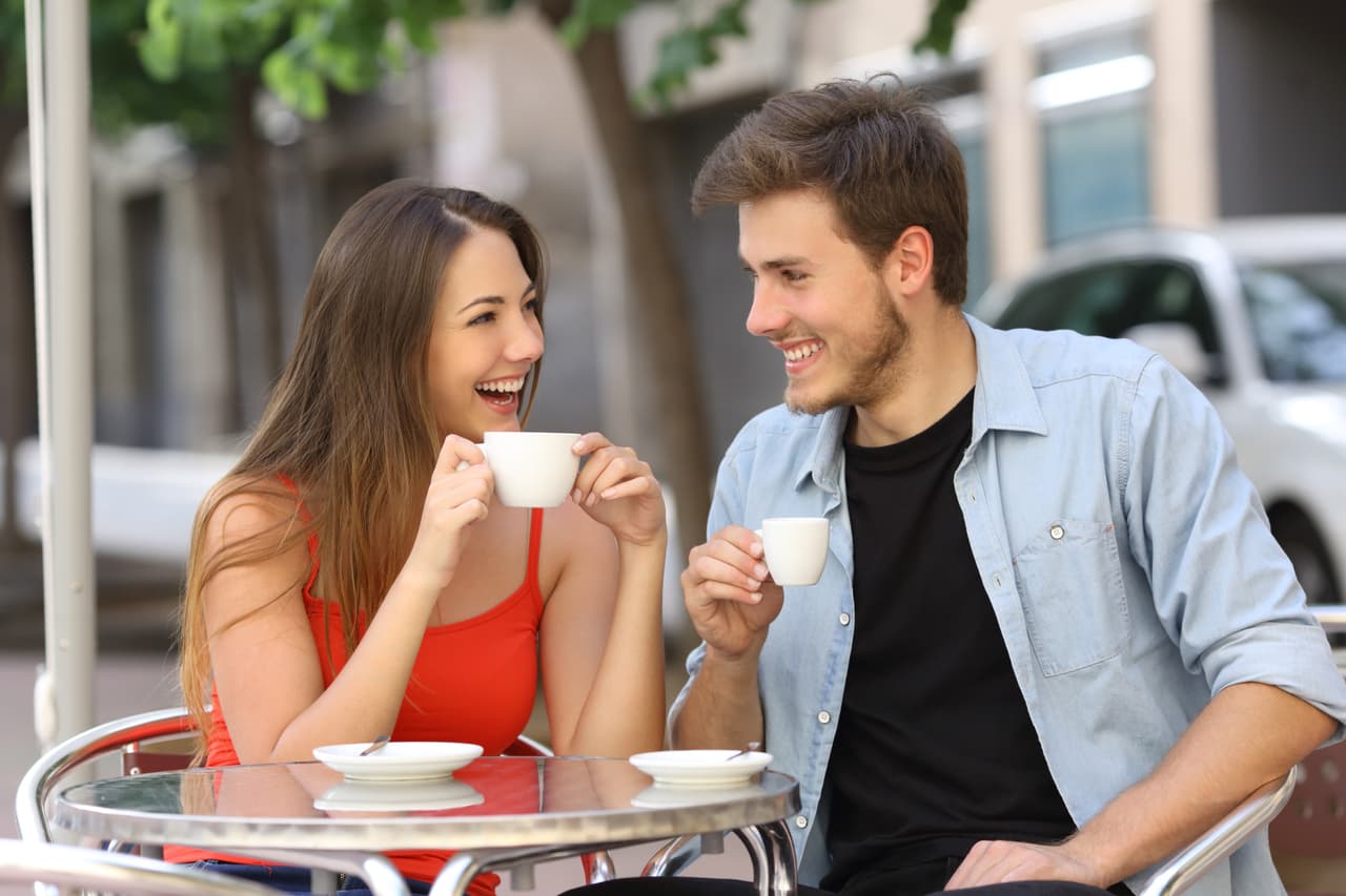 <h3 class="cms-H3-H3">Acuario</h3>
<br>
<b>Lugar de encuentro: </b>una cafetería, restaurante, salida con amigos, una actividad comunitaria. 
<br>La imprevisibilidad acuariana se manifiesta en un encuentro admirable con quienes te llaman la atención desde el primer momento.