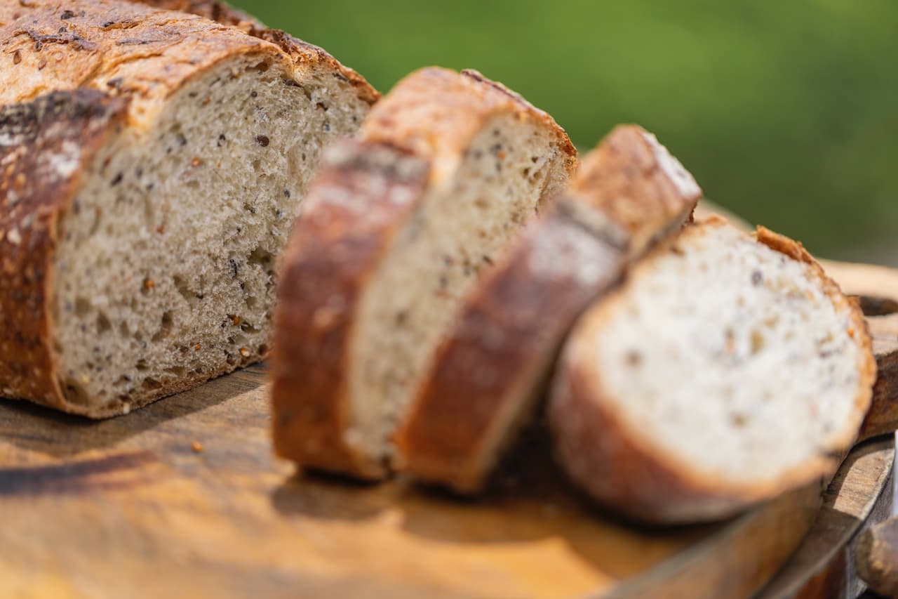 <b>Carbohidratos: el secreto está en la selección. </b>No se deben excluir por completo de la dieta ya que proporcionan energía, pero sí hay que escoger los más sanos y controlar las porciones. Entre las mejores opciones están aquellos con alto contenido de fibra como el arroz o pan integral, avena, quinoa. Por el contrario, hay que evitar aquellos granos procesados con alto contenido de azúcar.
<br>