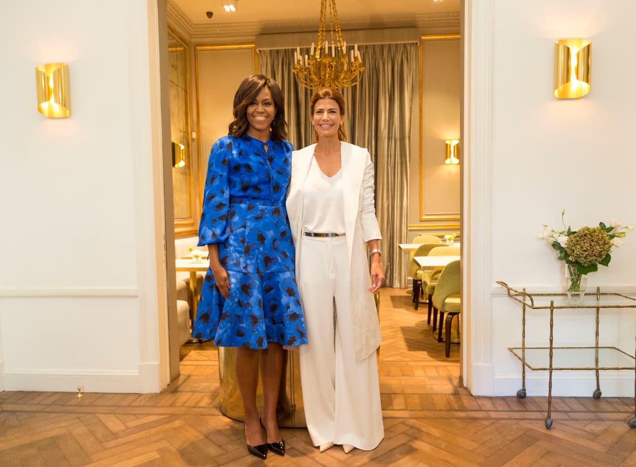 Con un vestido de la colección primaver-verano 2016 de Michael Kors, la primera dama, Michelle Obama, tuvo su primer encuentro con Juliana Awada, primera dama de Argentina, quien iba vestida con unos elegantes pantalones blancos y chaleco diseñados por la argentina María Cher.