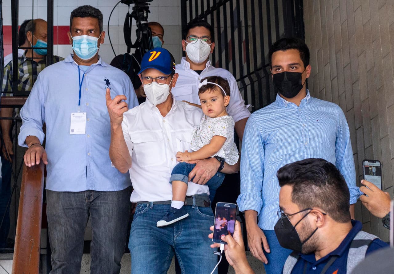 Otros opositores como Henrique Capriles fueron a votar y llamó a los venezolanos a ejercer su derecho al sufragio. 
<br>
<br>