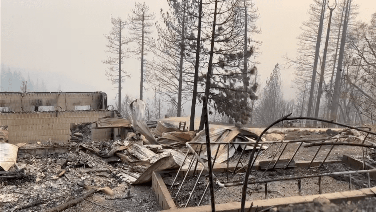 Las densas columnas de humo del incendio Mosquito Fire comenzaron a impactar la
<b> calidad del aire </b>en la zona de Sacramento.