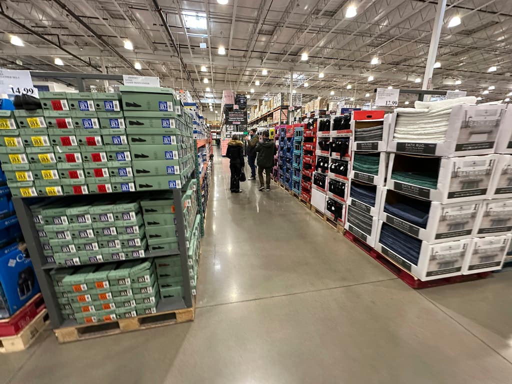 Confianza de los consumidores cae a su nivel más bajo en 12 años en medio de políticas erráticas de Trump