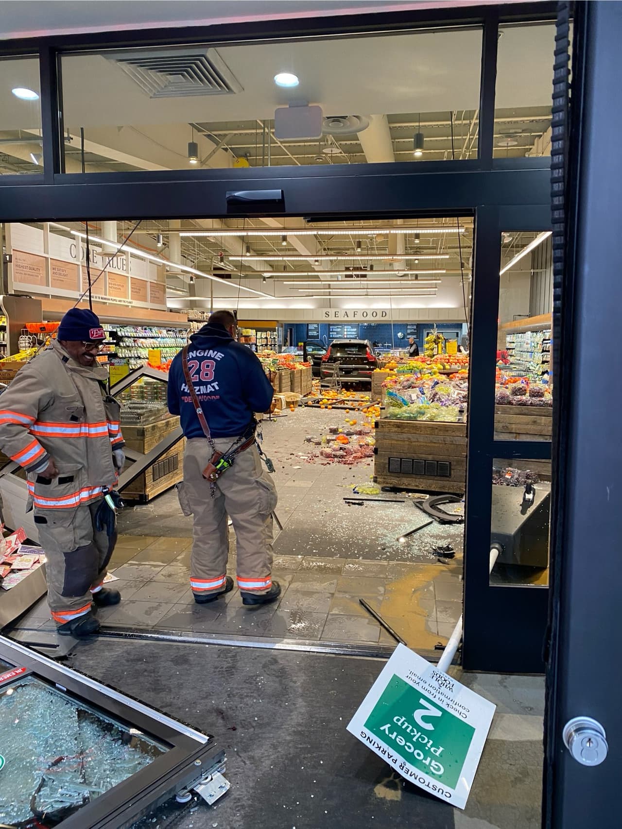 El domingo, un vehículo atravesó la puerta principal de Whole Foods en 5269 River Road en Bethesda, dejó a tres personas con heridas leves.