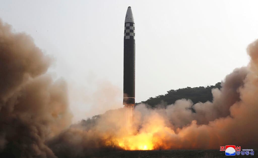 A raíz del lanzamiento del misil intercontinental, Washington decretó 
<b>nuevas sanciones contra entidades y personas en Corea del Norte</b> 
<b>y Rusia</b> acusadas de "transferir artículos sensibles al programa de misiles" de Pyongyang, indicó el Departamento de Estado. El secretario general de la ONU, Antonio Guterres, denunció que el lanzamiento violaba las resoluciones del Consejo de Seguridad de Naciones Unidas, que se reunirá este viernes de emergencia para estudiar esta cuestión.