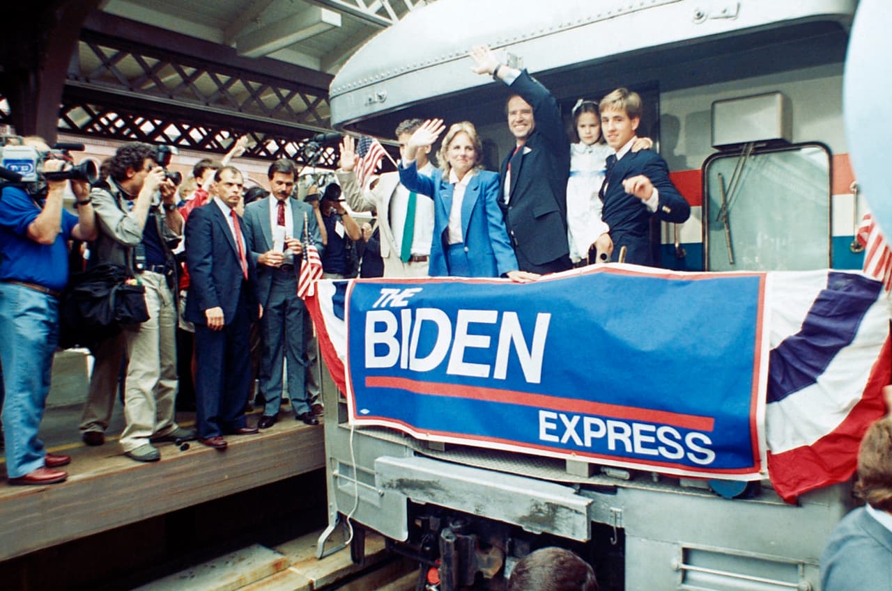 En 1977 Joe Biden se casó con Jill Jacobs, su actual esposa, y con ella tuvo a su hija menor, Ashley. Diez años después, en 1987, entro en la carrera por la nominación demócrata a la candidatura presidencial por primera vez. En la fotografìa junto a su esposa Jill y sus tres hijos al comienzo de la campaña por las primarias, de las que se retiraría a pocas semanas de comenzar. En 1988 fue operado de dos aneurismas cerebrales, lo que lo mantuvo fuera del Senado siete meses.
<br>