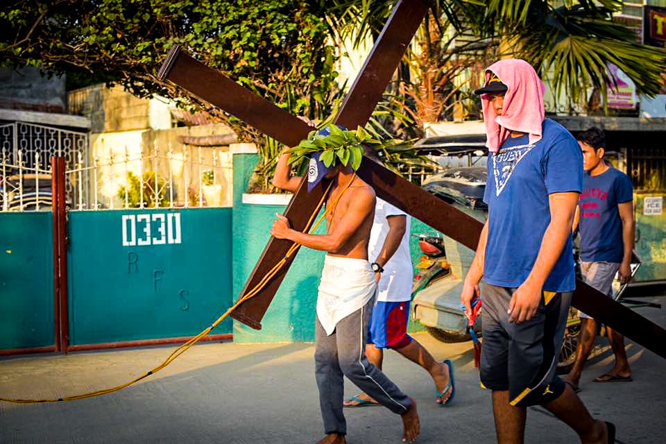 Filipinos participan en una sangrienta celebración de Viernes Santo donde se dan latigazos en sus espaldas y cargan la cruz por largos pasares para darle gracias a Dios.