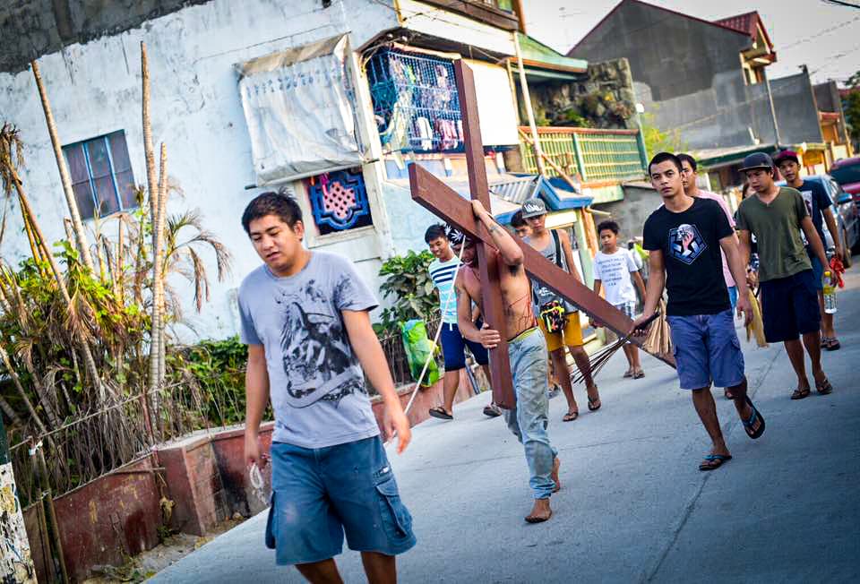 Filipinos participan en una sangrienta celebración de Viernes Santo donde se dan latigazos en sus espaldas y cargan la cruz por largos pasares para darle gracias a Dios.
