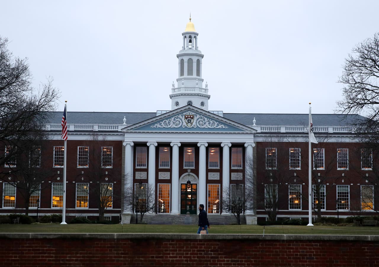 No solo varias ciudades de Estados Unidos se están rebelando contra la decisión de 
<b><a href="https://www.google.com/url?sa=t&rct=j&q=&esrc=s&source=web&cd=1&cad=rja&uact=8&ved=0ahUKEwih9aKn5rvUAhXBRyYKHc6wBnwQFggoMAA&url=http%3A%2F%2Fwww.univision.com%2Ftemas%2Fdonald-trump&usg=AFQjCNFKviunhhj3vAmdmkEzxwZ6BC4vzA&sig2=sicKs4sMtWVEOPLsdRb_u">Trump</a></b> de 
<b><a href="https://www.google.com/url?sa=t&rct=j&q=&esrc=s&source=web&cd=5&cad=rja&uact=8&ved=0ahUKEwjo3c2w5rvUAhUIYiYKHR4VDhkQFghHMAQ&url=http%3A%2F%2Fwww.univision.com%2Fnoticias%2Fplaneta%2Fque-significa-que-trump-saque-a-eeuu-del-acuerdo-de-paris-contra-">sacar al país del Acuerdo de París</a></b> – las universidades más prestigiosas también se están uniendo para enfrentarse al presidente cuando se trata de proteger el medio ambiente. Una de ellas es la Universidad de Harvard, en Cambridge, Massachusetts.
