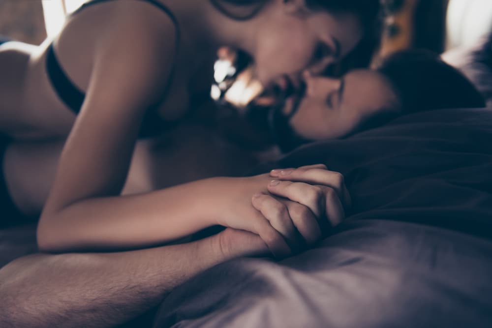 <b><u>Tauro</u></b>
<br>
<b><u>El sexo a oscuras</u></b>
<br>Sensual por naturaleza el contacto de la piel es indispensable para Tauro y sorprender a la pareja en la oscuridad para experimentar sensaciones puras, sorprender con el toque en el lugar menos pensado porque su pareja no ve en qué momento o en qué lugar va a recibir la caricia. Funciona mejor que vendar lo ojos que crea cierto sentimiento de inseguridad en la pareja, para Tauro, lo principal es dar placer y darlo de una forma diferente cada vez. El secreto es el factor sorpresa ¿dónde tocará? ¿cuál será su próximo movimiento?
<br>