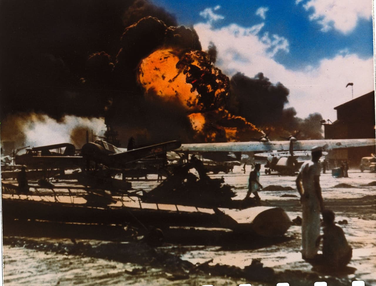 Marineros estadounidenses observan la destrucción de la base aérea Ford Island en Pearl Harbor, el 7 de diciembre de 1941.
<br>
<br>El ataque de Japón a la base naval de Hawaii pretendía evitar la intervención de la Flota del Pacífico de Estados Undios en las acciones militares que el imperio japonés planeaba realizar en el sureste asiático. Allí habían territorios ocupados por Reino Unido, Francia, Países Bajos y el propio Estados Unidos.
<br>
<br>
<br>
<a href="https://www.univision.com/noticias/politica/una-medida-extrema-para-terminar-la-segunda-guerra-mundial-el-ataque-atomico-de-eeuu-sobre-hiroshima-hace-75-anos-fotos-fotos"><u>Vea aquí las fotos de la medida extrema de EEUU para terminar la Segunda Guerra Mundial: el ataque atómico sobre Hiroshima</u></a>