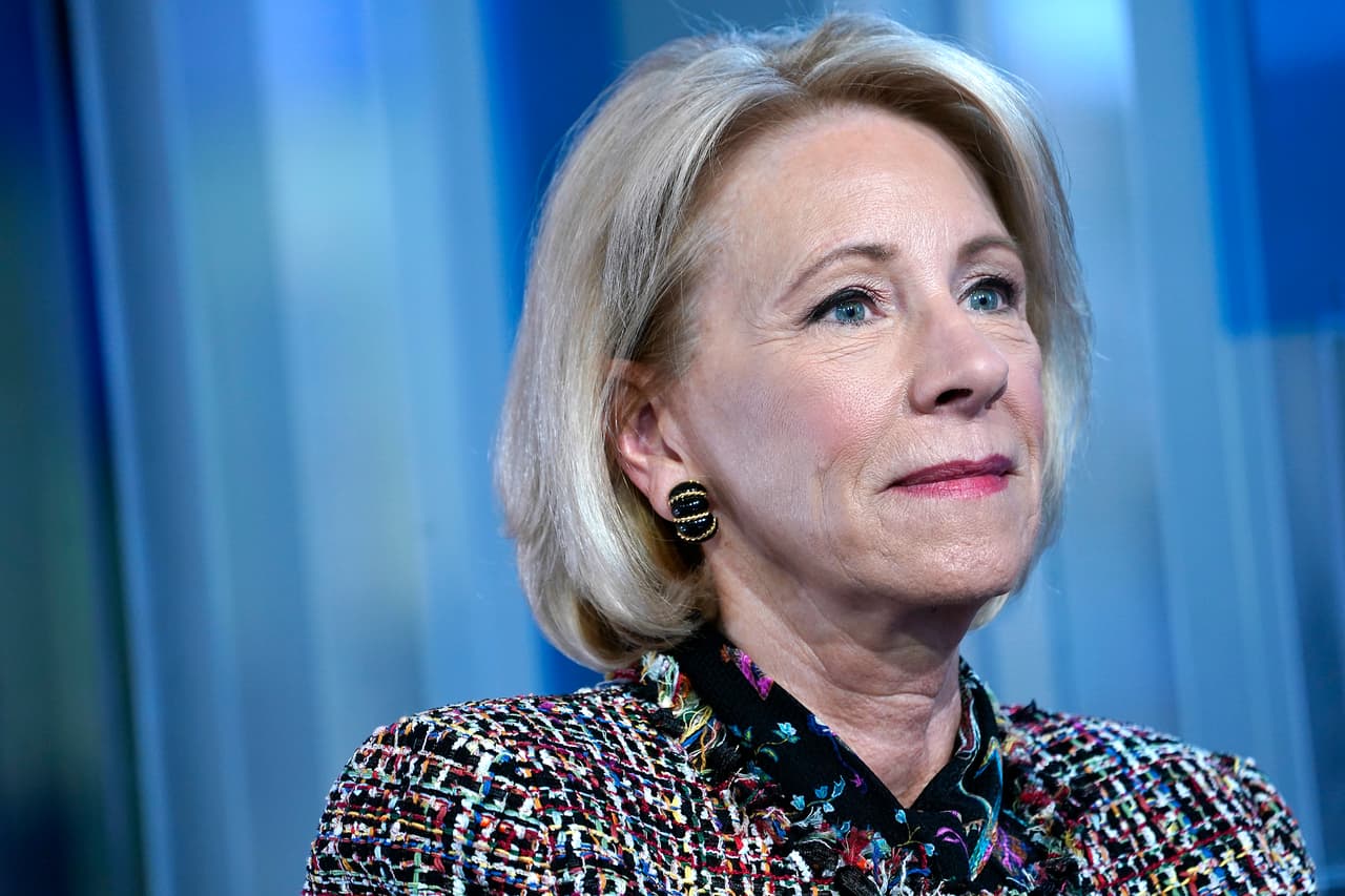 <b>Betsy DeVos.</b> Fue la secretaria de Educación desde el inicio de la administración Trump. Presentó su renuncia al presidente Trump el jueves, según un informe de The Wall Street Journal. En su carta de renuncia, DeVos supuestamente citó la toma del Capitolio por partidarios violentos a favor de Trump como un "punto de inflexión".
<br>