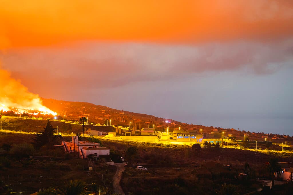 Este lunes
<a href="https://www.eldiario.es/canariasahora/lapalmaahora/ultima-hora-explosion-volcan-palma-20-septiembre_6_8317086.html" target="_blank">la lava sigue abriéndose paso</a> por la isla y 
<b>se espera que llegue a la costa antes de que termine la jornada</b>. Avanza a una velocidad de casi media milla, 700 metros, por hora.