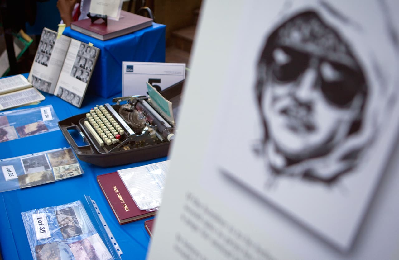 El Unabomber fue el objetivo de una de las investigaciones más largas de la historia del FBI. En mayo de 2011, varios artículos personales de Ted Kaczynski, como cartas escritas a mano, máquinas de escribir, herramientas, ropa y varios cientos de libros, se subastaron en Atlanta y las ganancias fueron para las familias de sus víctimas.