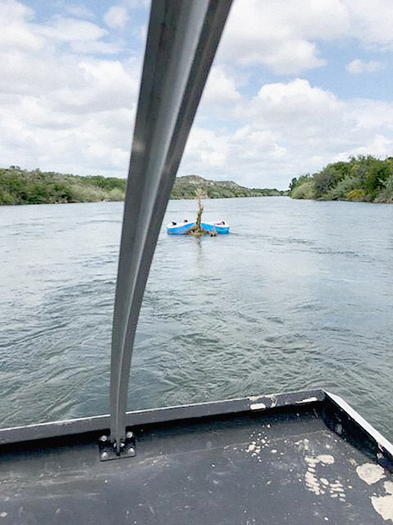 Las 4 personas estaban varadas en las aguas del Río Grande sobre una piscina infantil inflable.