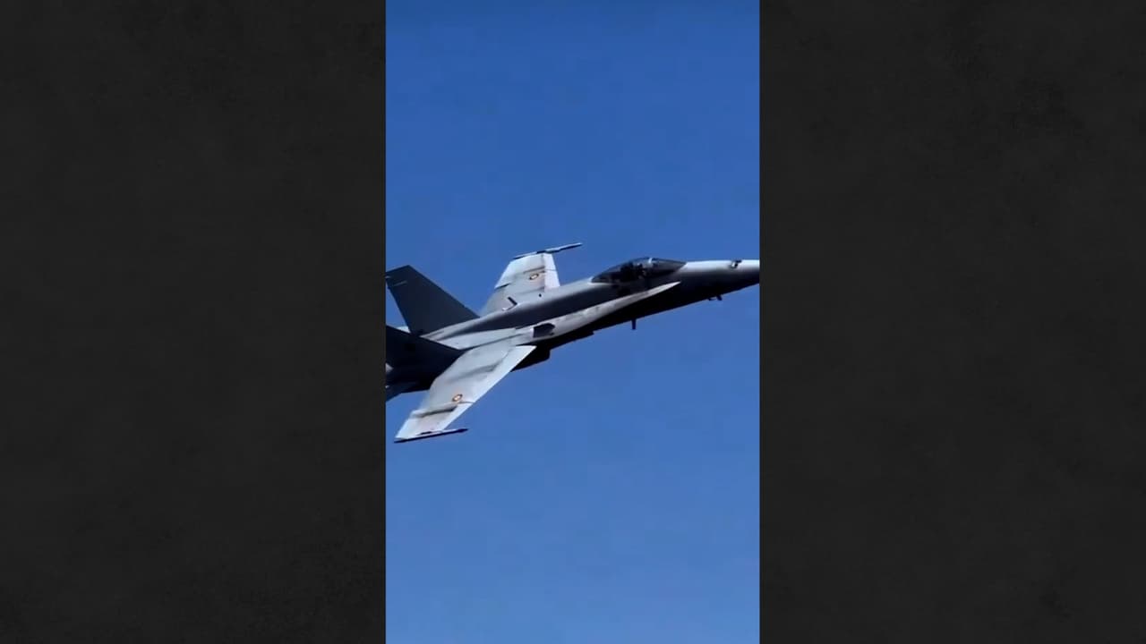 Graban cómo un avión militar casi se estrella en una playa repleta de bañistas