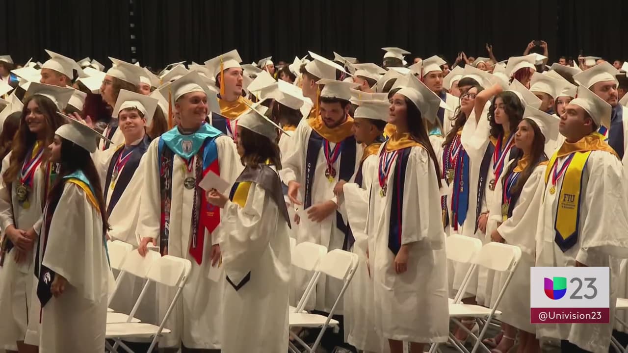 Estudiantes de secundarias de Miami-Dade celebran su graduación