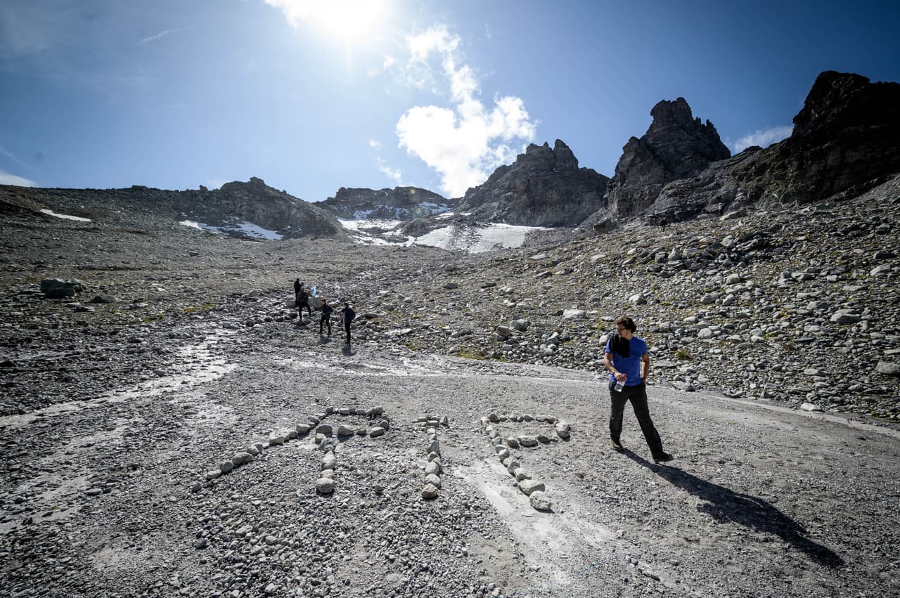 "Desde 1850 estimamos que más de 500 glaciares suizos han desaparecido por completo”, dijo Huss a la agencia AFP. Este sombrío acto ocurrió un mes después que en Islandia se hiciera una ceremonia similar por la desaparición del glaciar Okjokull, el primer glaciar de la isla perdido por el cambio climático.