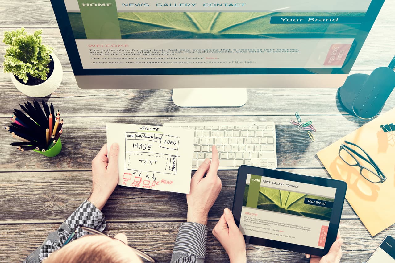 <b>Trabajos en el desarrollo de software</b>
<br>
<br>Estos trabajadores crean aplicaciones y sistemas para computadoras y otros dispositivos y generalmente tienen una licenciatura en ciencias de la computación. El salario medio para los desarrolladores de software en todas las industrias es de 110,140 dólares por año
<br>
<br>
<b>1. Desarrollador front-end</b>
<br>Salario promedio: 75,101 dólares al año.
<br>
<br>Estos ingenieros se aseguran de que todo en un sitio web se vea bien y funcione correctamente. Este es un trabajo complejo que generalmente requiere una licenciatura en tecnología de la información y también puede requerir certificaciones adicionales. El 10% de estos trabajadores gana alrededor de 115,000 dólares por año.
<br>