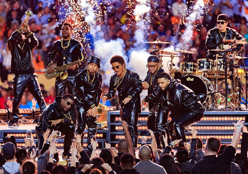 Ya para 2014, le tocó el turno al Bruno Mars, el reconocido artista con sangre puertorriqueña que puso a bailar el MetLife Stadium en Nueva Jersey con sus temas "Billionaire", "Locked Out of Heaven", entre otros éxitos.