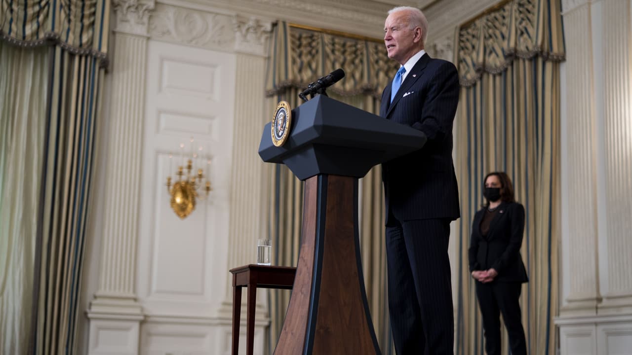 El presidente Joe Biden aseguró que tendrá suficientes vacunas para todos los adultos antes del fin del próximo mes de mayo. Además, informó sobre un acuerdo para que la farmacéutica Merck contribuya a la fabricación de la vacuna de Johnson & Johnson. 
<b><a href="https://www.univision.com/noticias/politica/joe-biden-promete-adultos-vacunas-finales-mayo">Más información aquí</a></b>.