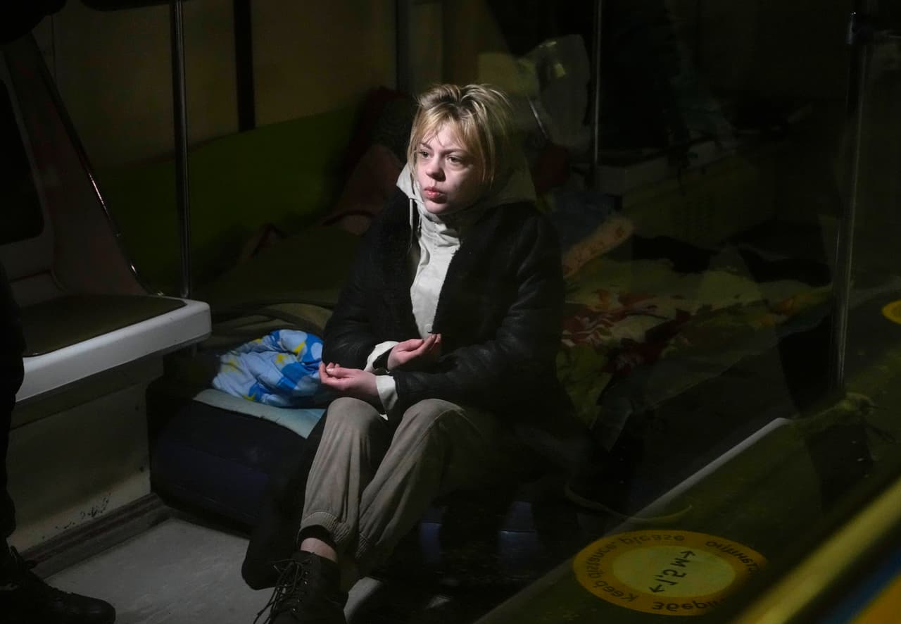 Anna, una profesora de inglés de la ciudad de Nova Kakhovka (ocupada por tropas rusas), dentro de un vagón del metro de Kiev que es usado como refugio antibombas. El presidente de los Estados Unidos, Joe Biden, envió a su consejero de seguridad nacional, Jake Sullivan, a Roma para reunirse con un funcionario chino. Hay preocupaciones en Washington de que Pekín esté amplificando la desinformación rusa y pueda ayudar a Moscú a evadir 
<a href="https://www.univision.com/noticias/mundo/guerra-rusia-ucrania-eeuu-prohibe-las-compras-de-petroleo-de-rusia">las sanciones económicas</a> occidentales.