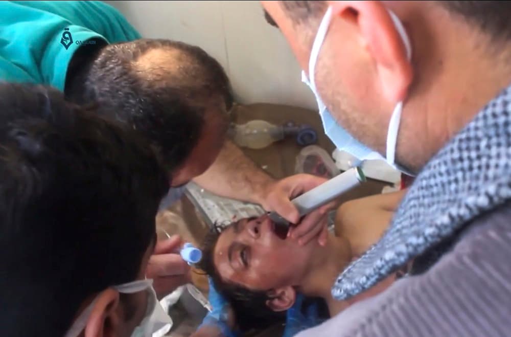 El Observatorio Sirio de Derechos Humanos, que citó fuentes médicas y activistas, apuntó que algunos de los heridos en el ataque perpetrado por aviones no identificados presentaban síntomas de asfixia, vómitos y dificultades para respirar. El Observatorio no descartó que el número de fallecidos aumente porque hay heridos en estado grave.