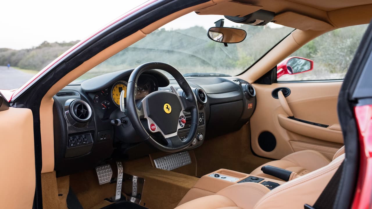 Otra de la características distintivas del Ferrari F430 era 
<b>un interior al que finalmente se le podía describir como cómodo y lujoso</b>, sin dejar de ser ideal para el manejo deportivo.