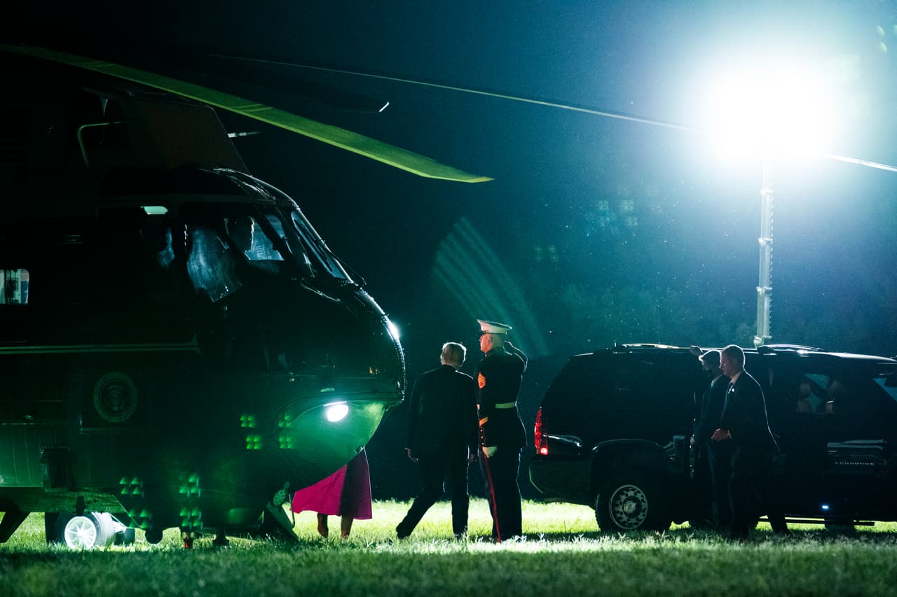Donald Trump también se presentó en el escenario donde habló Pence. En la imagen, se ve el momento en que Trump llega a Fort McHenry, en Baltimore.
<b> </b>El mandatario arribó minutos antes de que el vicepresidente pronunciara su discurso de cierre de la noche.