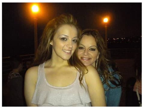 "
<b>Ya me cansé</b>, cuando Jenni canta esa canción la entendo tan bien, cuando dice 'Paloma negra quiero ser libre vivir mi vida con quien me quiera' me dan ganas de llorar porque yo anhelo ser libre, yo no soy una mujer libre".
<br>