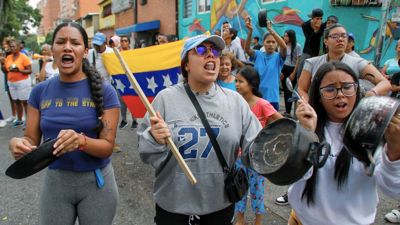 Además, Ángel Caridad, diputado venezolano por el partido Un Nuevo Tiempo, ha estado organizando los llamados "comanditos", 
<b>grupos de apoyo a la candidatura de González Urrutia que defienden los votos desde el extranjero</b>.