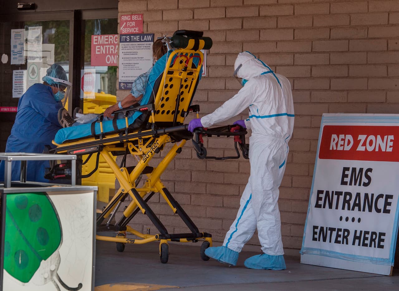 Un paciente es llevado de una ambulancia a la sala de emergencias de un hospital en la ciudad de Tuba City, Nación Navajo, durante el toque de queda de 57 horas, impuesto para tratar de detener la propagación del virus Covid-19. Si la Nación Navajo fuera un país, tendría tres veces el tamaño de El Salvador.