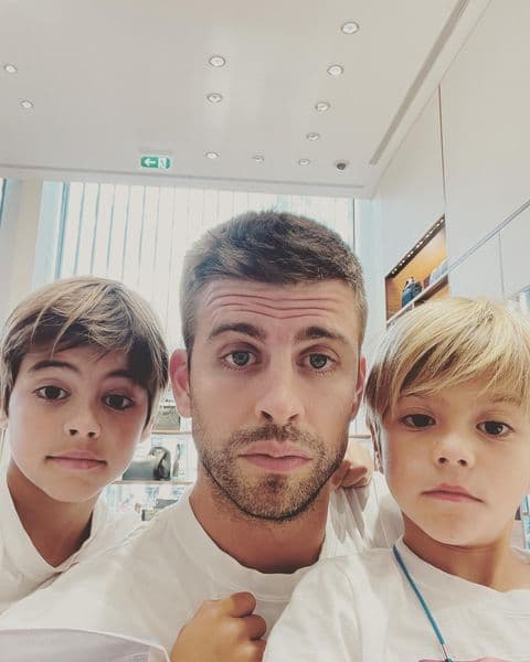Según el medio, él habría aceptado una presunta cláusula de Shakira en el acuerdo de custodia de sus hijos, Milan y Sasha, que impide a la catalana convivir con estos. 
<br>