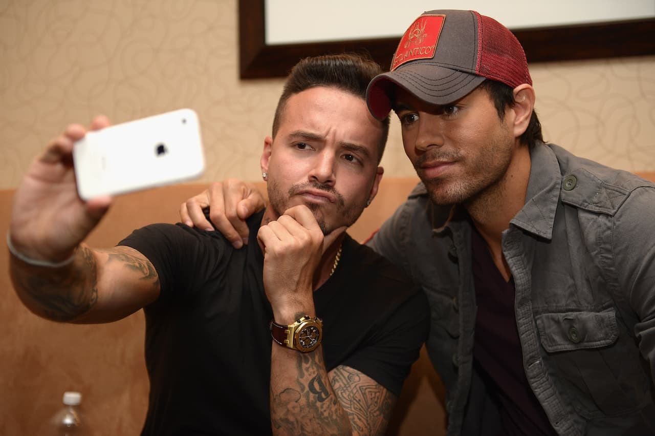 Enrique Iglesias es otro de los cantantes con los que Balvin ha colaborado.