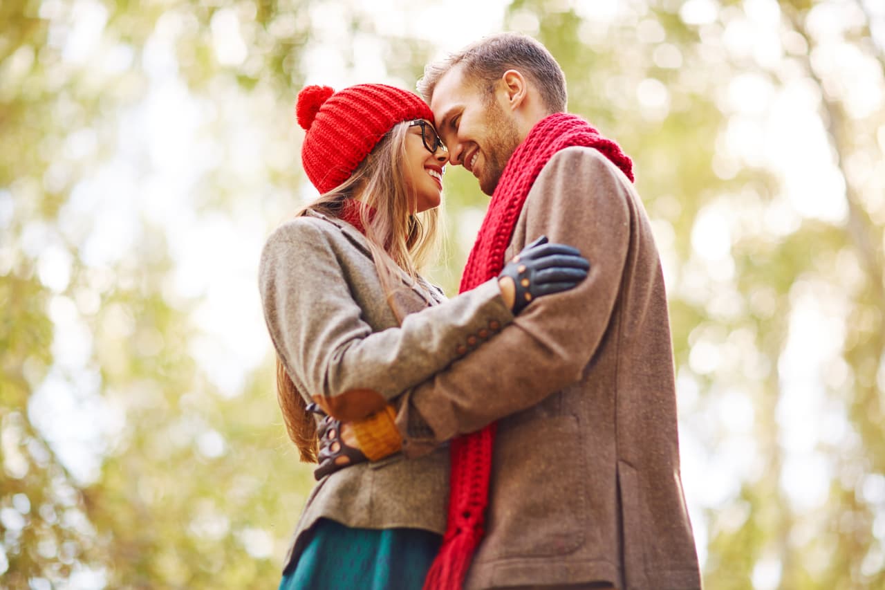 Esa persona que está contigo te admira en silencio, tal vez no lo exprese, pero se siente seguro o segura a tu lado, sabiendo que en ti hay un apoyo constante.