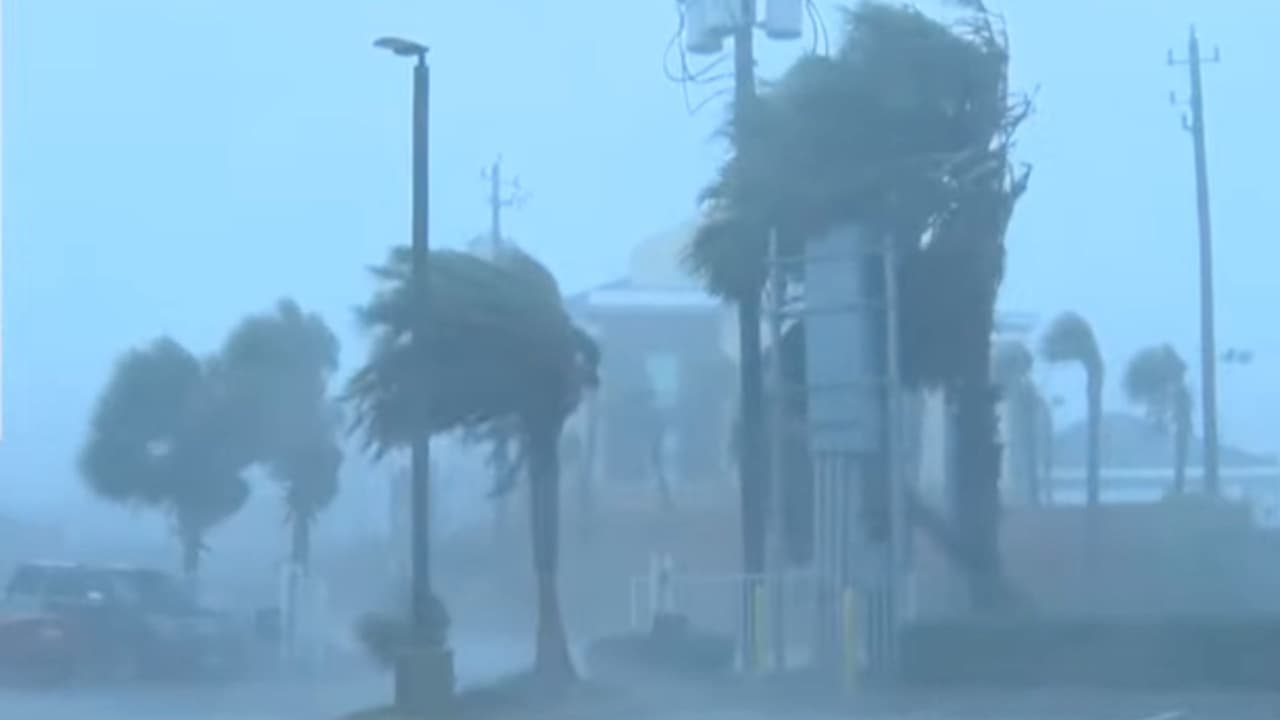Estas imágenes son de la isla de Galveston, donde amanece con fuertes ráfagas de viento por el impacto del huracán Beryl.