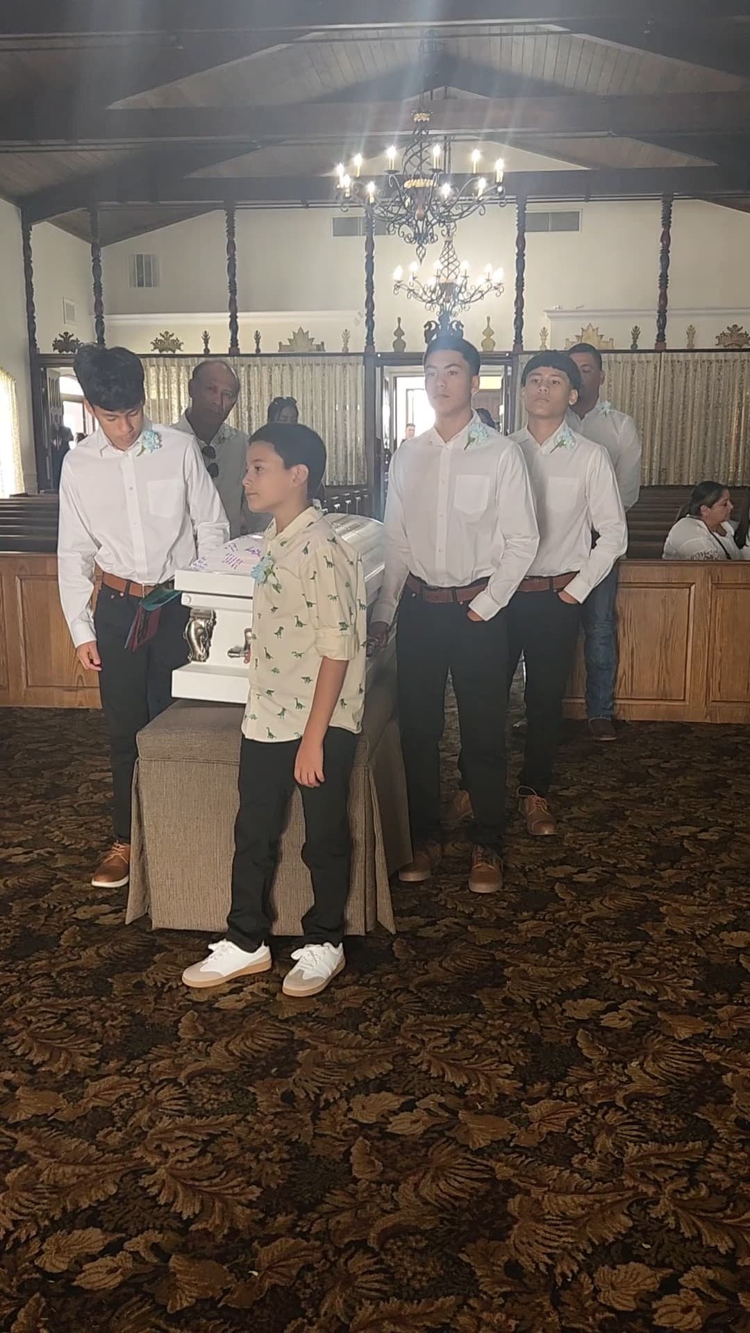 Zachary fue sepultado y le hicieron decoraciones y coronas de flores en su lápida para honrarlo. 
<b>Su familia dice que lo recordará como un niño dulce y simpático. </b>
