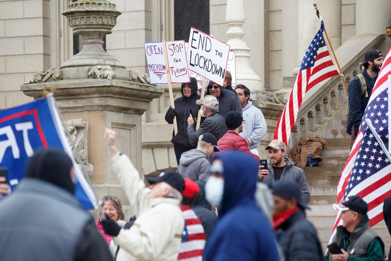 La Coalición Conservadora de Michigan señaló en su página web que la gobernadora Gretchen Whitmer y sus aliados están "infectando a todos con su agenda radical y progresista". "No hay un plan congruente y público para promover nuestra salud física y económica en general", reza el mensaje, en el que aseguran que la gente siempre dice que los conservadores "nunca protestan porque están demasiado ocupados trabajando: Bueno, ¿adivina qué? No estás trabajando, así que es hora de protestar".